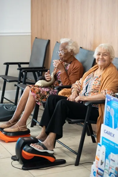 Pacientes adultos mayores felices en Tu Familia Health Center Hialeah